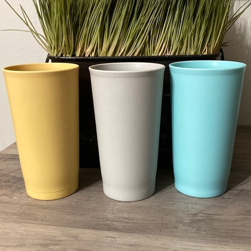 VINTAGE SET OF 3 TUPPERWARE DRINKING CUPS